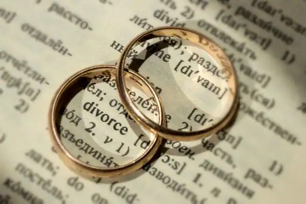 Image of rings removed before divorce mediation Wandsworth